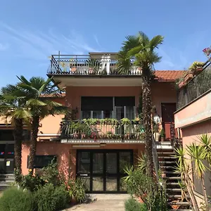 Hébergement de vacances Con Terrazza E Posto Auto Libri E Giardini 